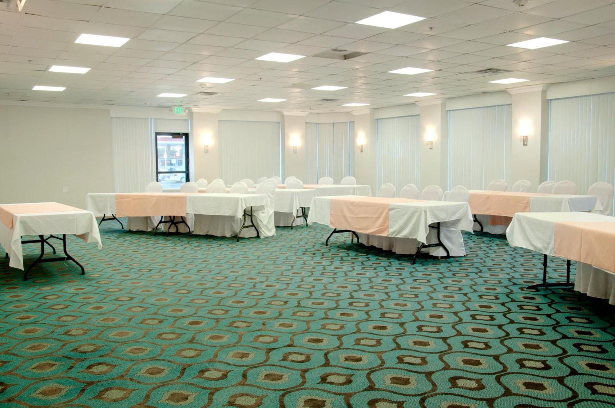 Holiday Inn Victorville By Ihg Bagian luar foto
